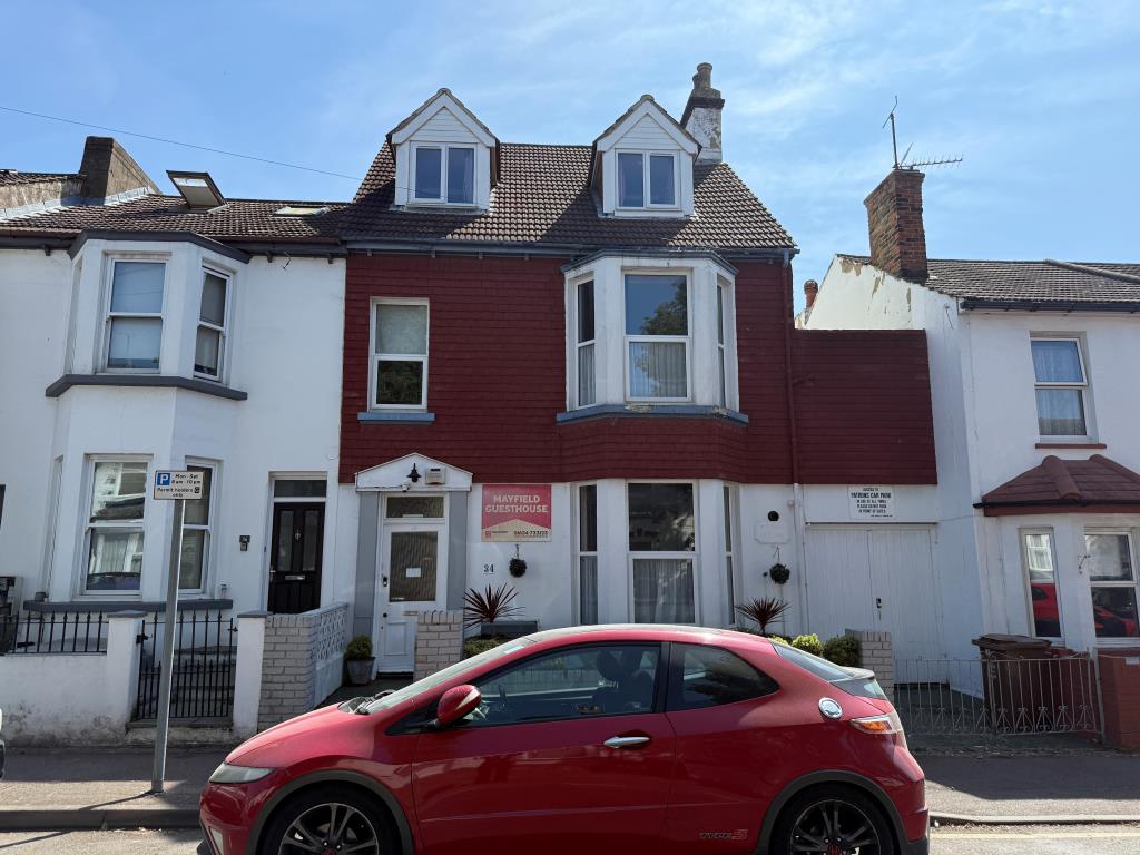 Lot: 82 - FORMER GUEST HOUSE - Eleven bedroom guest house